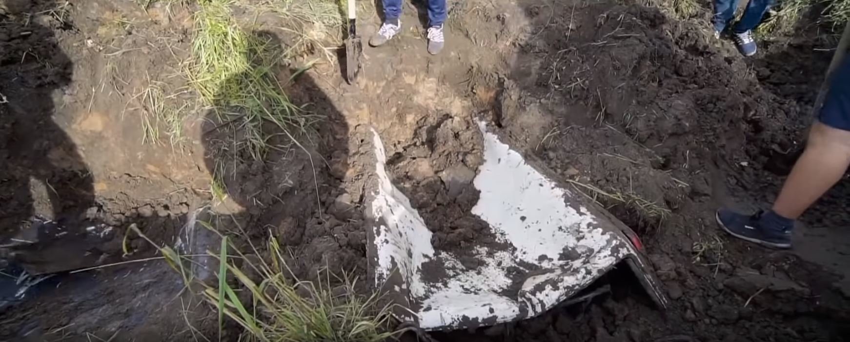 Ruští YouTubeři před rokem zakopali trojici aut, teď je vykopali a pokusí se je oživit