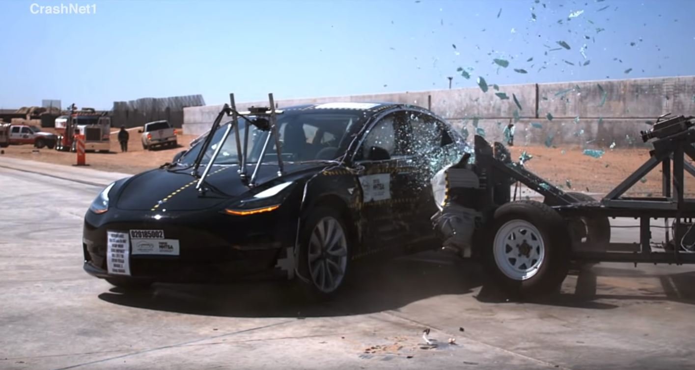 Tesla Model 3 během crash testů NHTSA