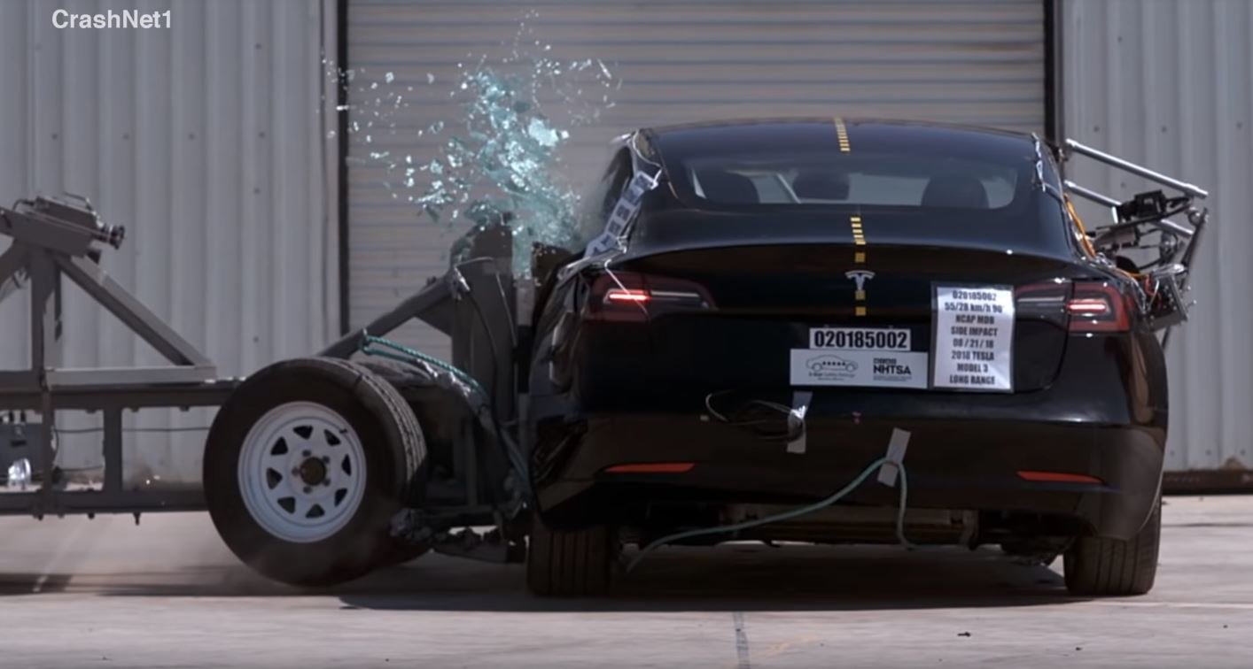 Tesla Model 3 během crash testů NHTSA