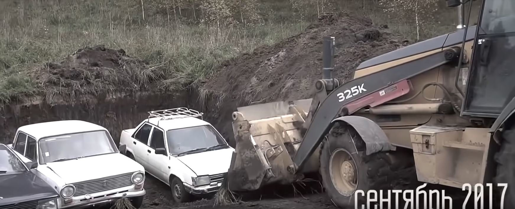 Ruští YouTubeři před rokem zakopali trojici aut, teď je vykopali a pokusí se je oživit