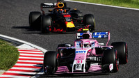 Esteban Ocon a Daniel Ricciardo v závodě v Japonsku