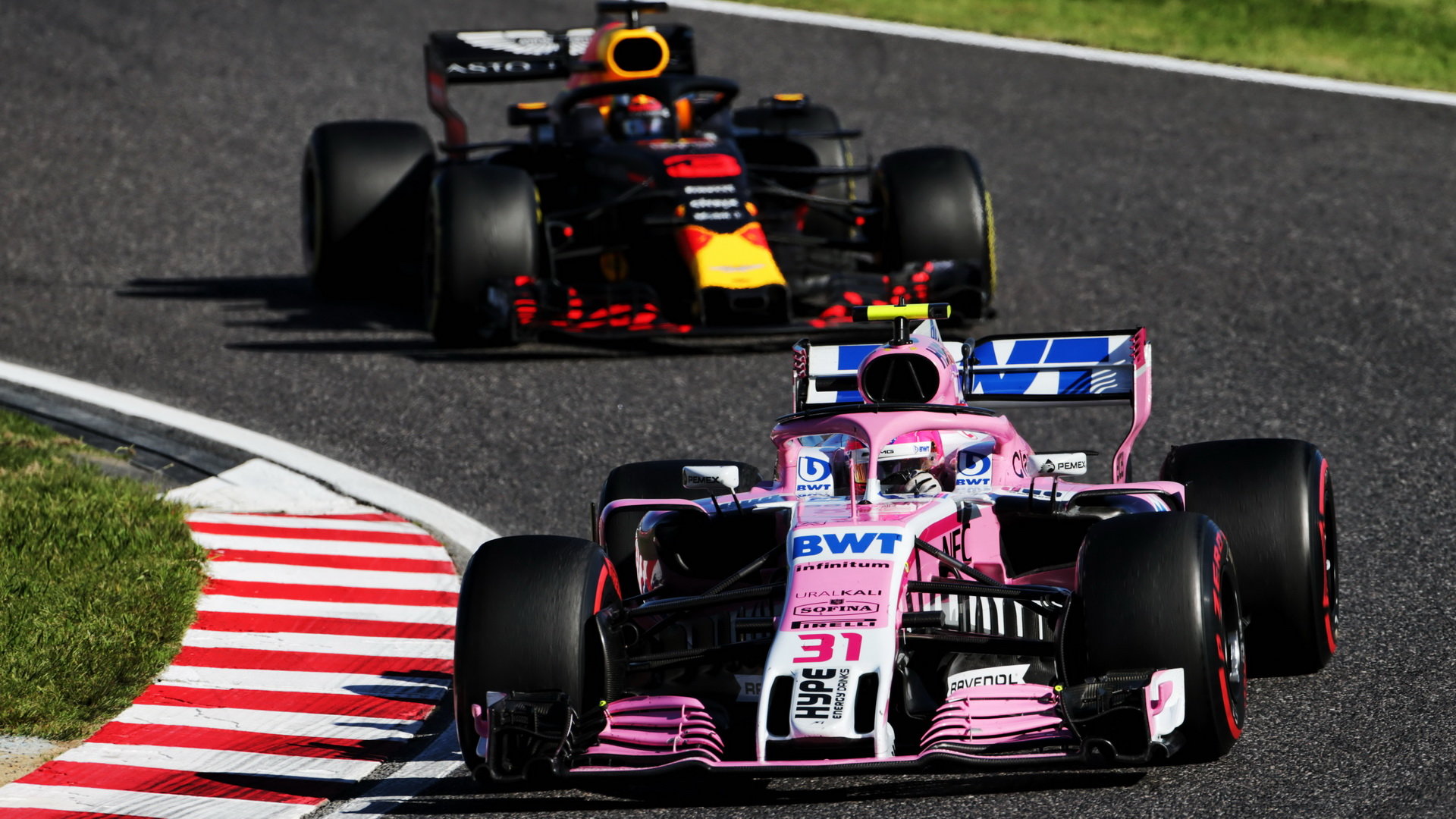 Esteban Ocon a Daniel Ricciardo v závodě v Japonsku