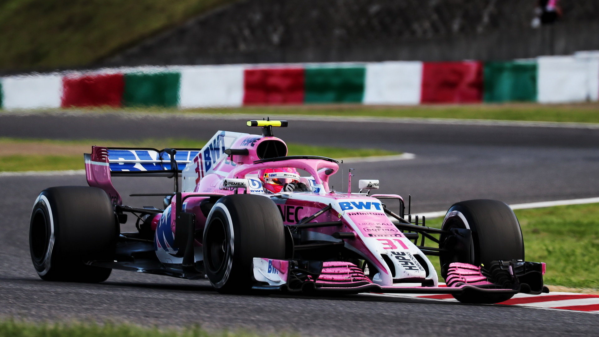 Esteban Ocon v závodě v Japonsku