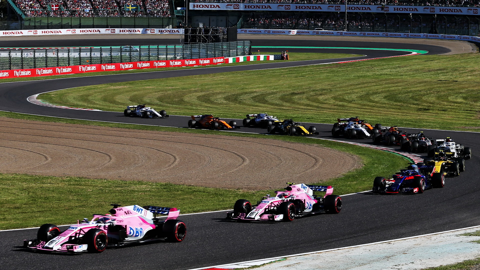 Sergio Pérez a Esteban Ocon v závodě v Japonsku