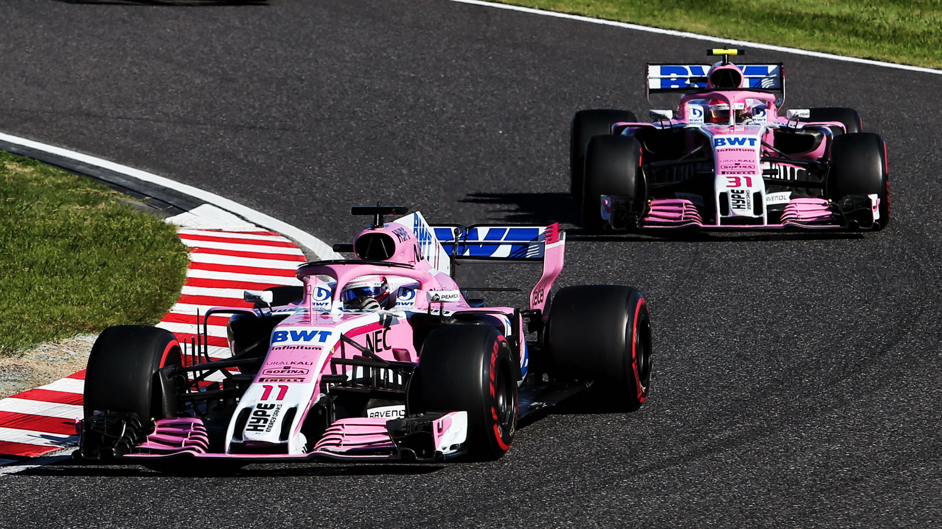 Sergio Pérez a Esteban Ocon v závodě v Japonsku