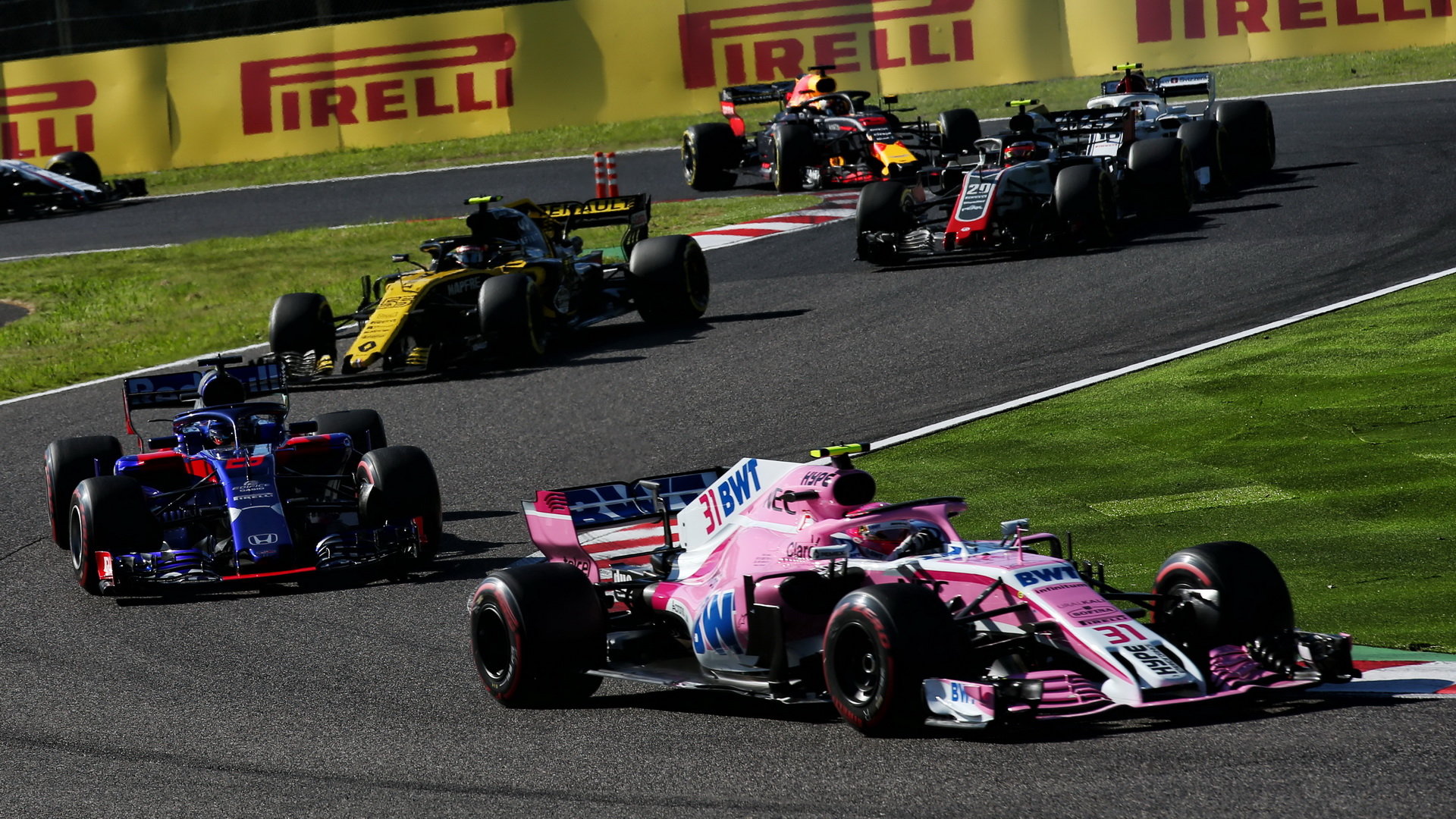 Esteban Ocon a Brendon Hartley v závodě v Japonsku