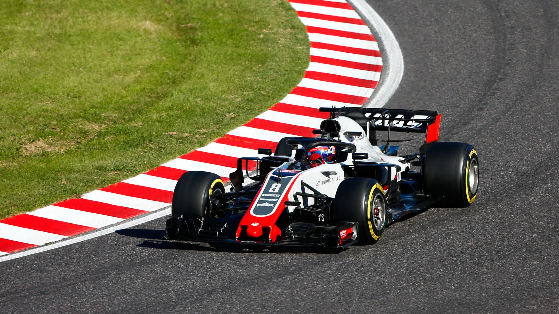 Romain Grosjean v závodě v Japonsku