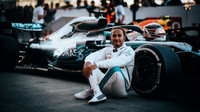 Lewis Hamilton před svým Mercedesem