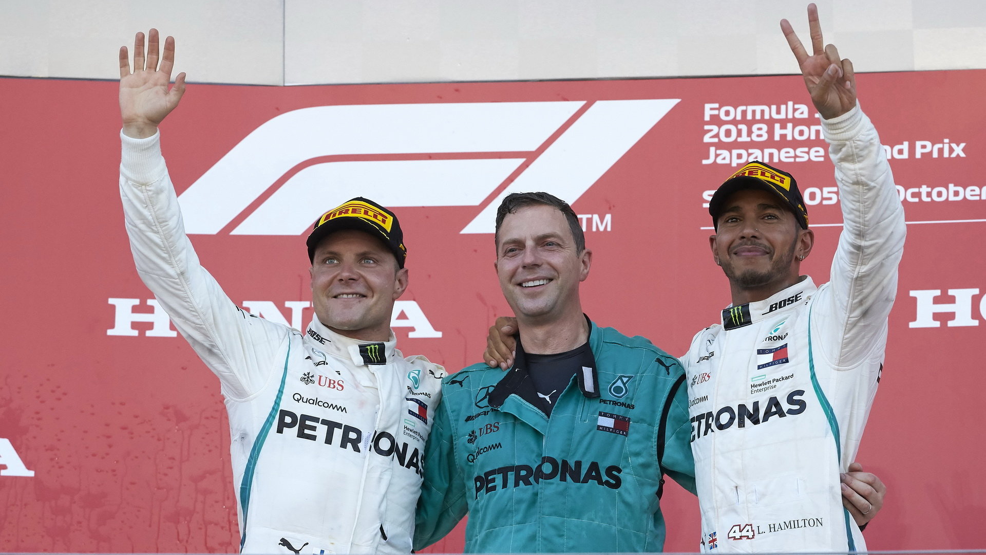 Valtteri Bottas a Lewis Hamilton na pódiu po závodě v Japonsku