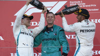 Valtteri Bottas a Lewis Hamilton na pódiu po závodě v Japonsku