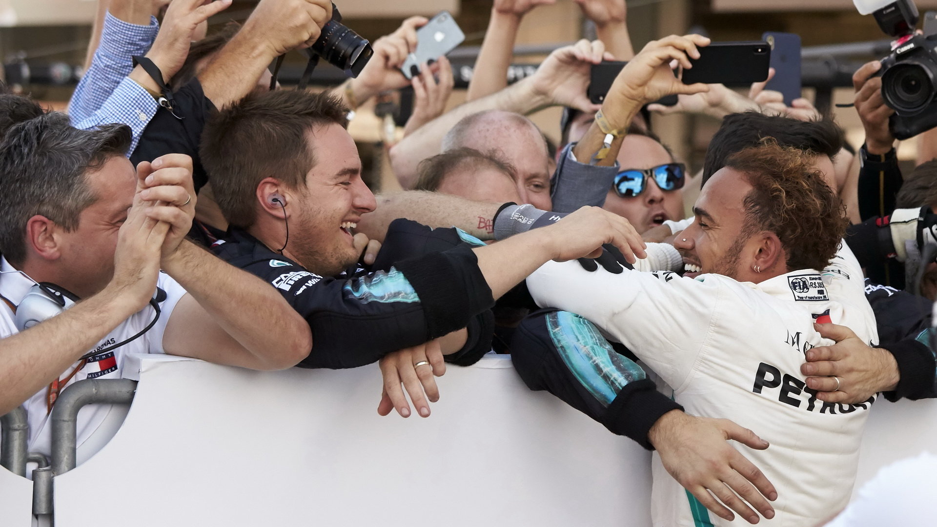 Lewis Hamilton se raduje z vítězství po závodě v Japonsku