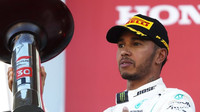 Lewis Hamilton se svou trofejí na pódiu po závodě v Japonsku