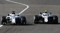 Marcus Ericsson a Sergej Sirotkin v závodě v Japonsku