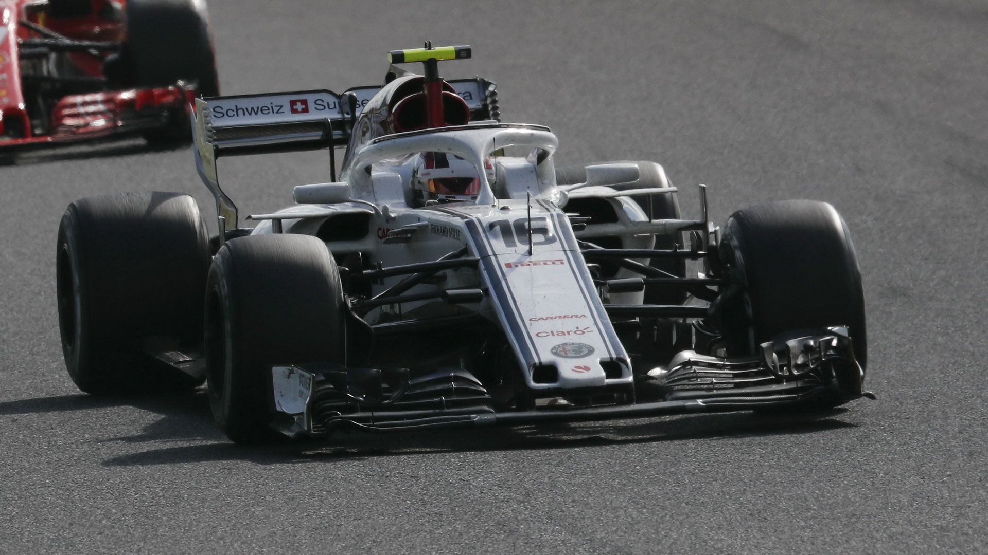 Charles Leclerc v závodě v Japonsku