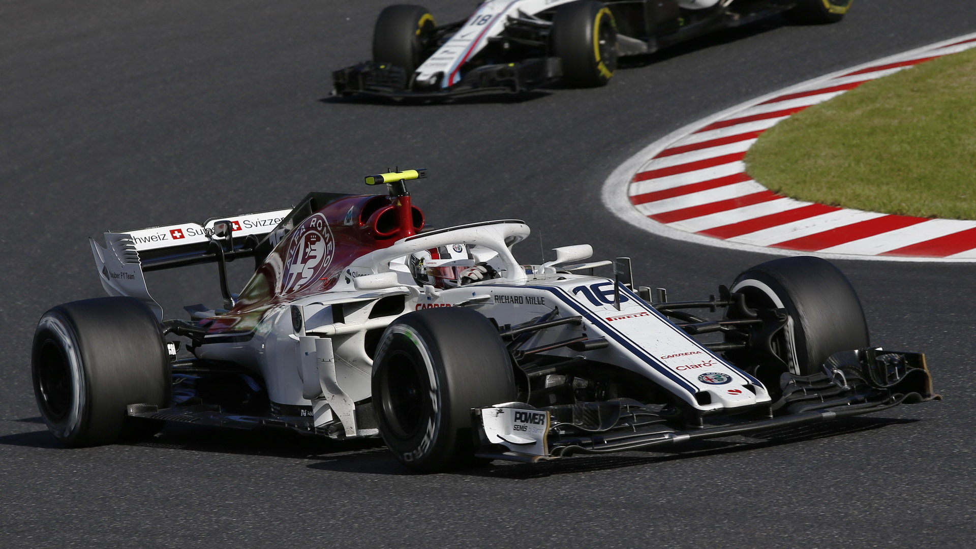 Charles Leclerc v závodě v Japonsku