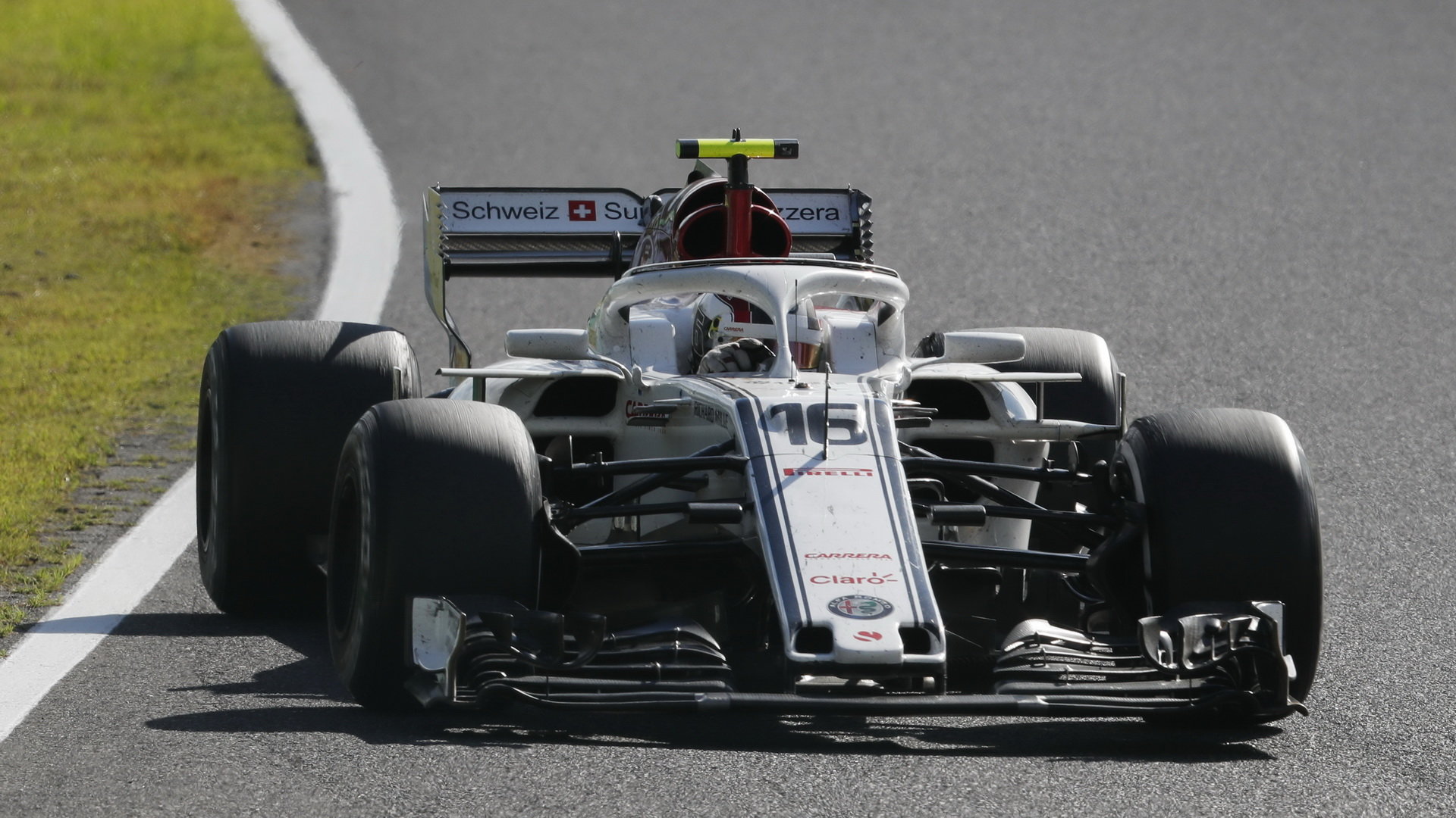 Charles Leclerc v závodě v Japonsku