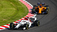 Charles Leclerc a Fernando Alonso v závodě v Japonsku