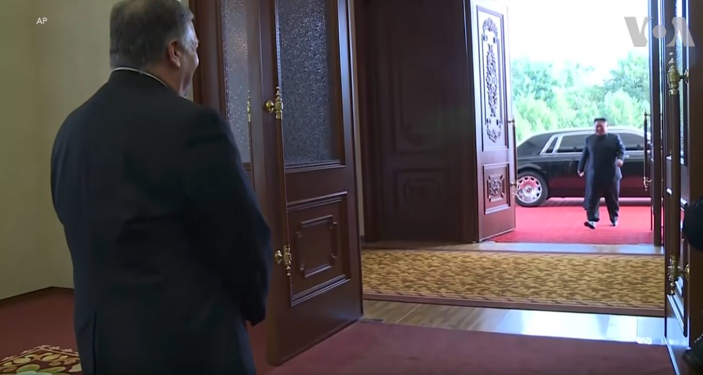 Kim Čong-un se objevil na setkání s americkým ministrem zahraničí v nové limuzíně Rolls-Royce