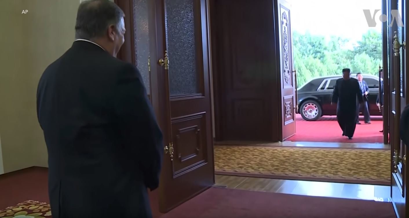 Kim Čong-un se objevil na setkání s americkým ministrem zahraničí v nové limuzíně Rolls-Royce