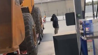 Řidič kamionu se rozhodl dvojici ilegálních migrantů pořádně vytrestat a dopřál jim vyhlídkovou jízdu do Nizozemska