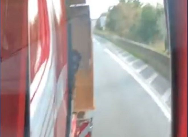 Řidič kamionu se rozhodl dvojici ilegálních migrantů pořádně vytrestat a dopřál jim vyhlídkovou jízdu do Nizozemska