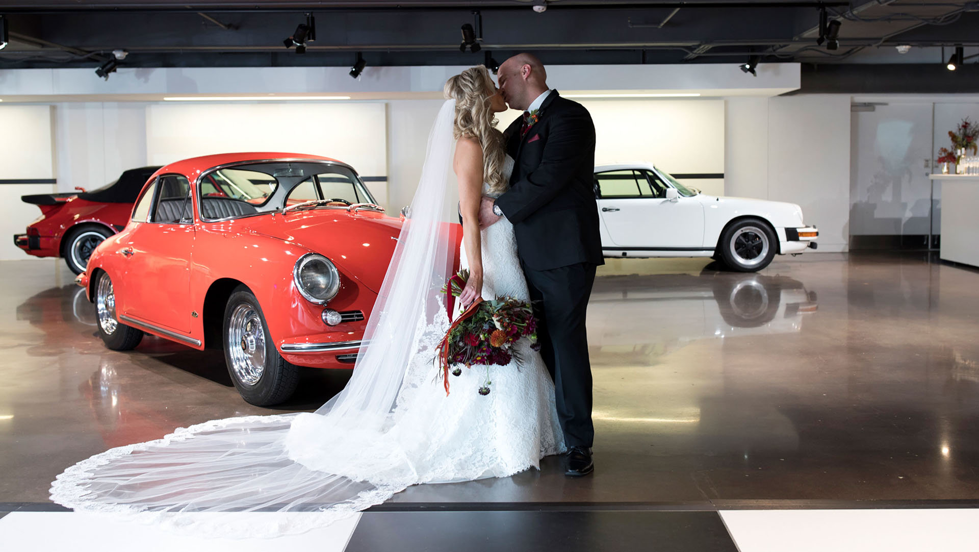 John and Samantha si řekli své ano nejprve v budově Porsche Experience Center a následně na zadních sedačkách Porsche Cayenne