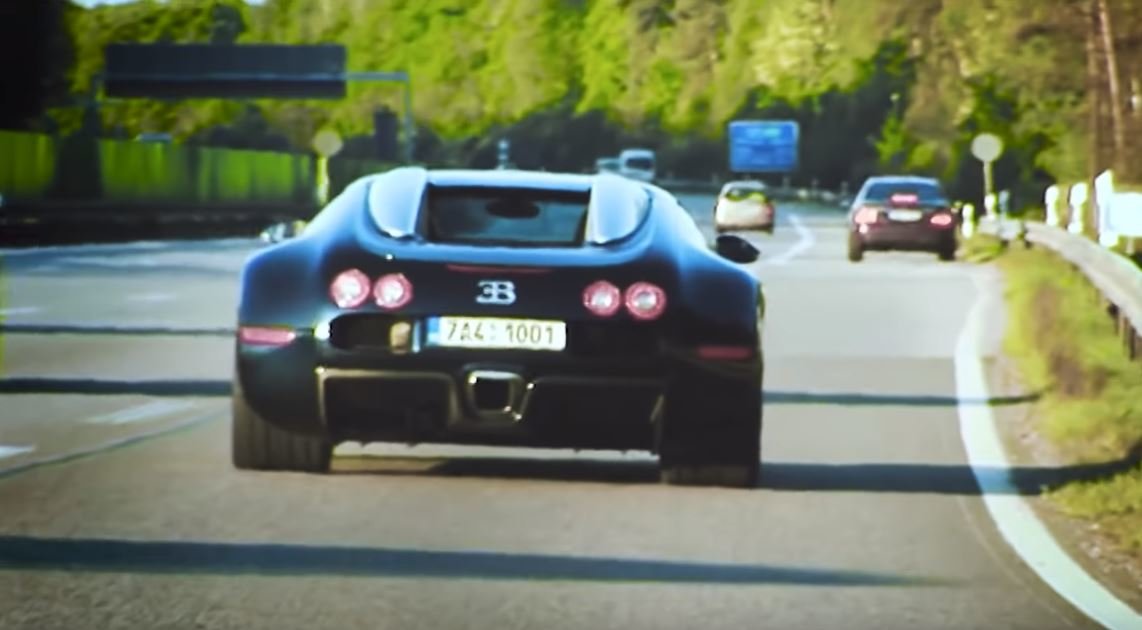 Radim Passer se v roce 2015 vydal na německou dálnici, kde ze svého Bugatti Veyron vymáčkl 402 km/h