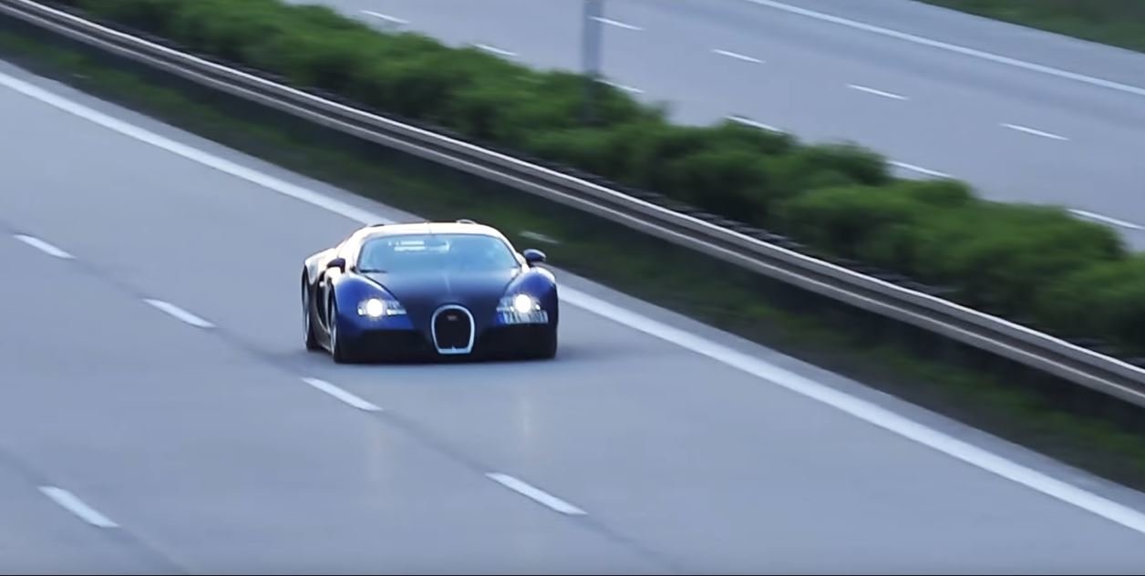 Radim Passer se v roce 2015 vydal na německou dálnici, kde ze svého Bugatti Veyron vymáčkl 402 km/h