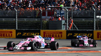 Esteban Ocon a Sergio Pérez v závodě v Rusku