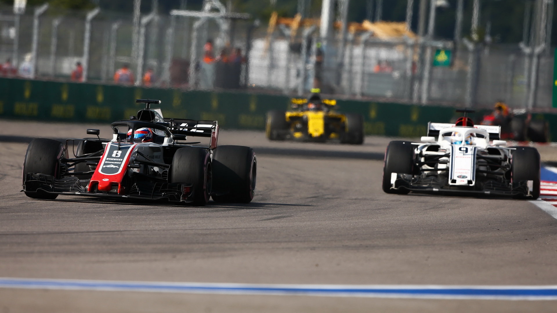 Romain Grosjean a Marcus Ericsson v závodě v Rusku