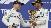 Lewis Hamilton a Valtteri Bottas na pódiu po závodě v Rusku