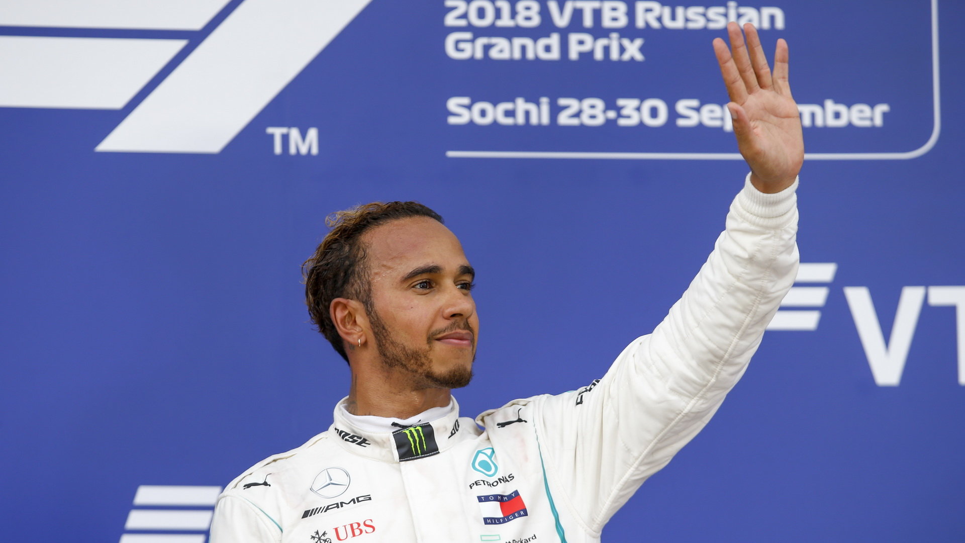 Lewis Hamilton se raduje z vítězství po závodě v Rusku