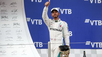 Lewis Hamilton se raduje z vítězství po závodě v Rusku