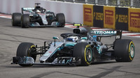 Valtteri Bottas a Lewis Hamilton v závodě v Rusku