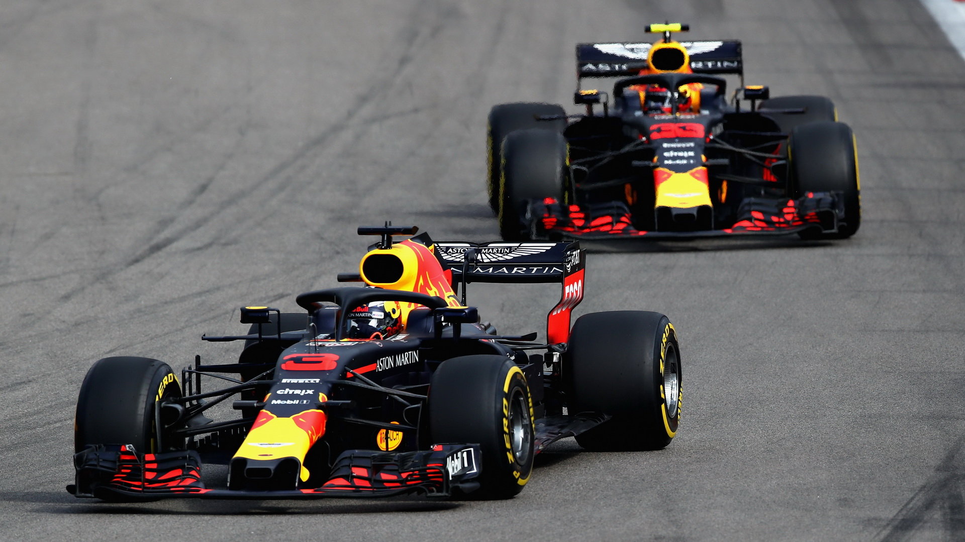 Daniel Ricciardo a Max Verstappen v závodě v Rusku