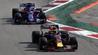 Daniel Ricciardo a Brendon Hartley v závodě v Rusku