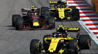 Max Verstappen a Nico Hülkenberg v závodě v Rusku