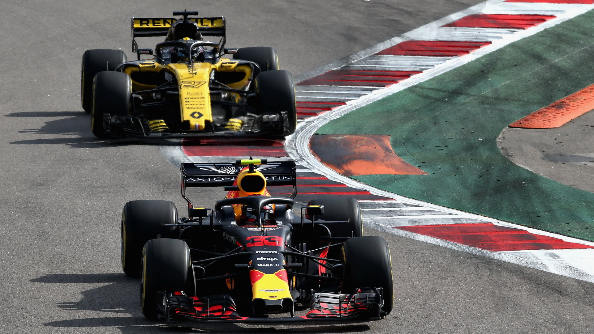 Max Verstappen a Nico Hülkenberg v závodě v Rusku