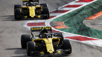 Carlos Sainz a Nico Hülkenberg v závodě v Rusku