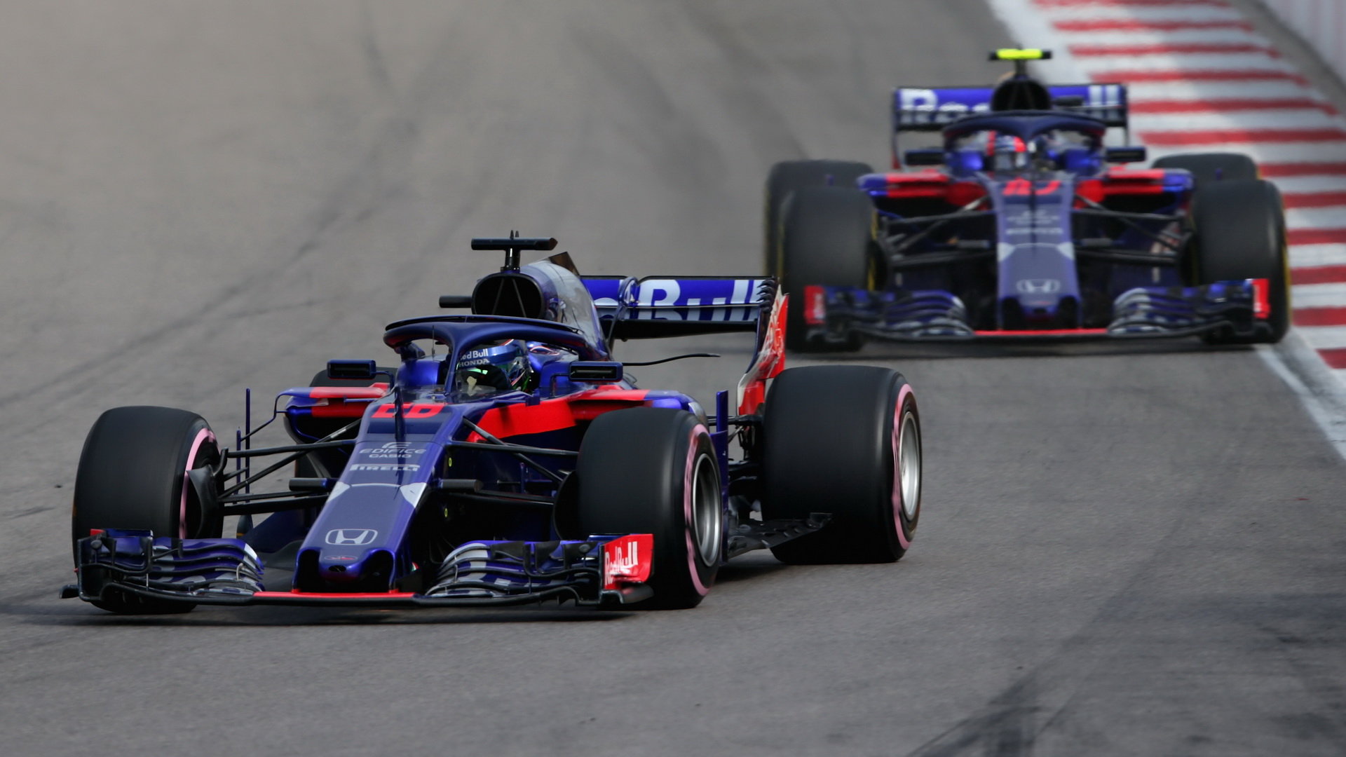 Brendon Hartley a Pierre Gasly v závodě v Rusku