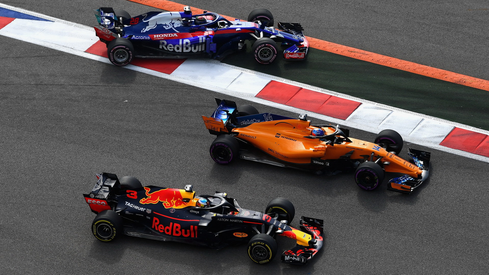 Brendon Hartley, Daniel Ricciardo a Fernando Alonso v závodě v Rusku