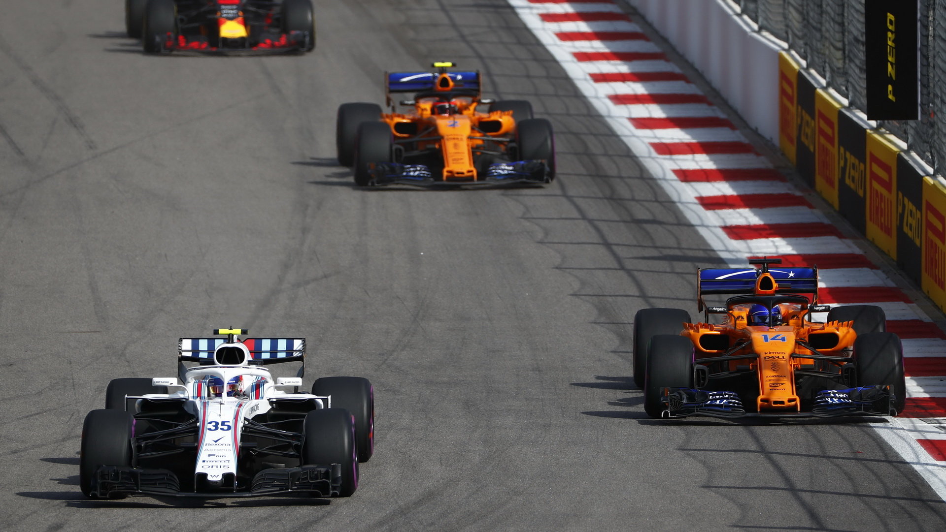 Sergej Sirotkin před vozy McLaren v závodě v Rusku