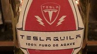 První návrh etikety pro Teslaquilu. (Twitter / Elon Musk)