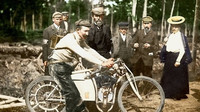 Kromě vlastní úspěšné závodní kariéry byl Klement také manažerem továrního týmu. Na snímku s Václavem Vondřichem po vítězství v neoficiálním MS v Dourdanu v roce 1905 (Klement stojící uprostřed).