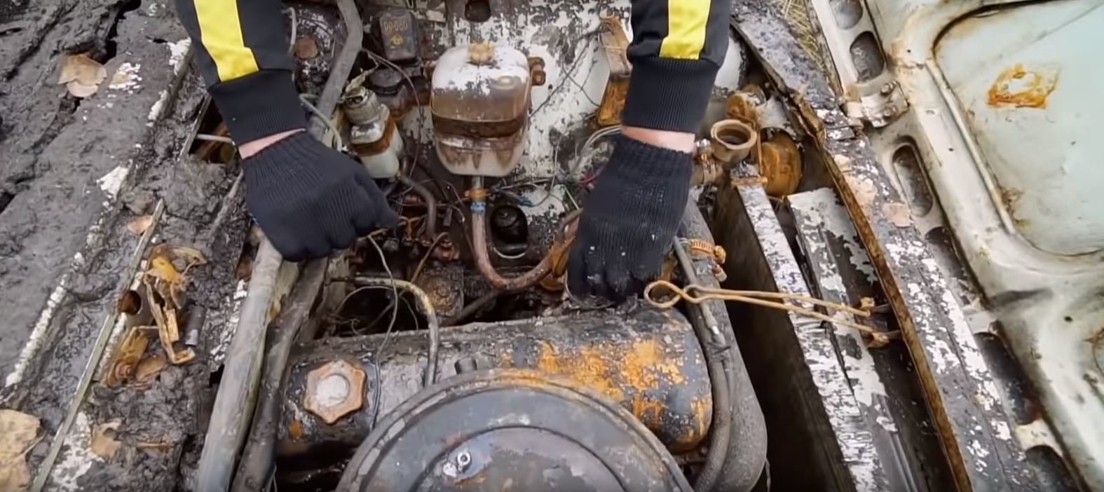 Ze tří automobilů, které v Rusku zakopali na rok pod zem, se u dvou podařilo nastartovat motor