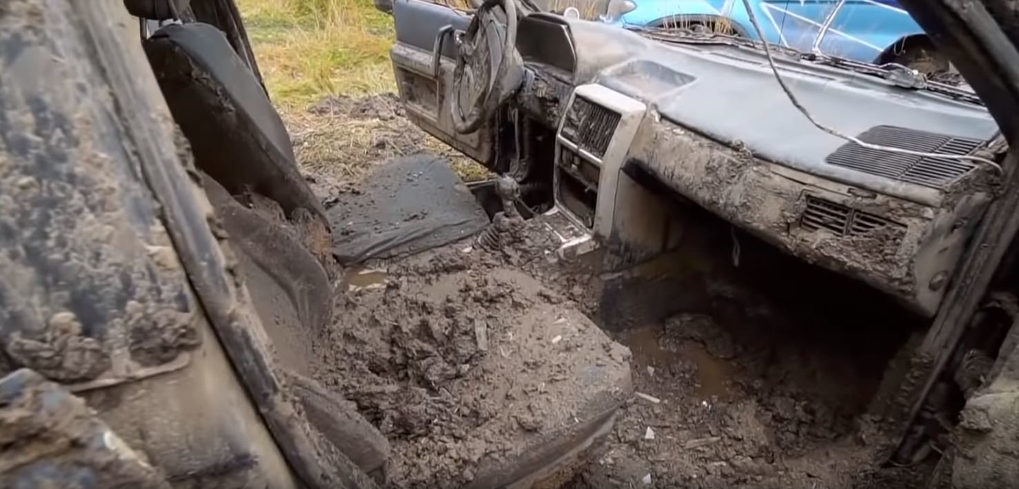 Ze tří automobilů, které v Rusku zakopali na rok pod zem, se u dvou podařilo nastartovat motor