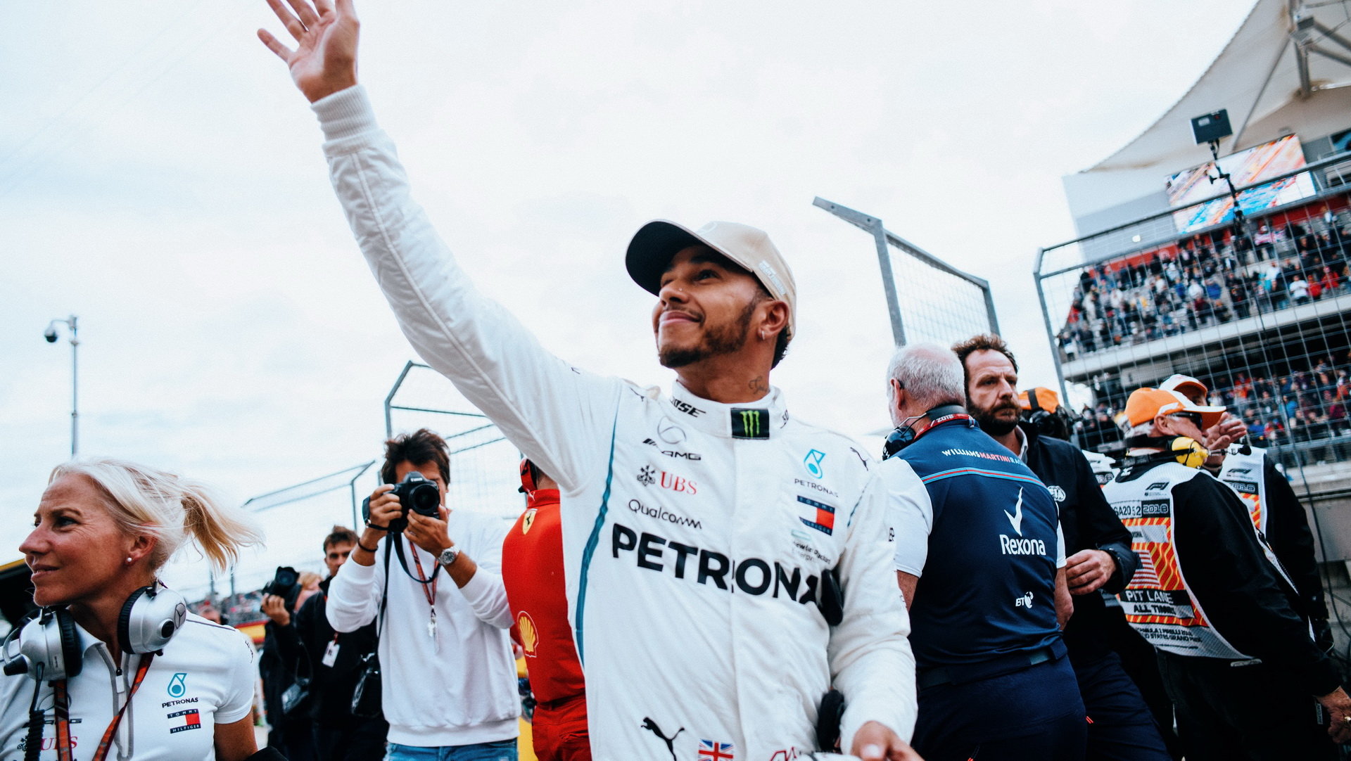 Lewis Hamilton se raduje z vítězství po kvalifikaci v Austinu