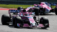 Esteban Ocon a Sergio Pérez v závodě v Austinu