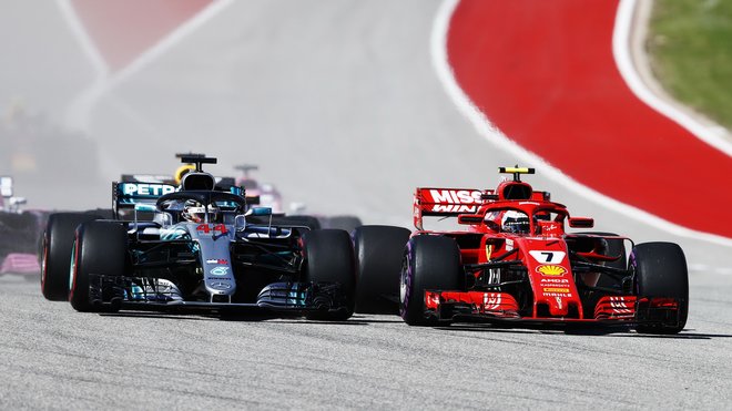 Souboj Kimiho Räikkönena a Lewise Hamiltona po startu závodu v Austinu