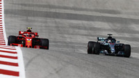 Kimi Räikkönen a Lewis Hamilton v závodě v Austinu